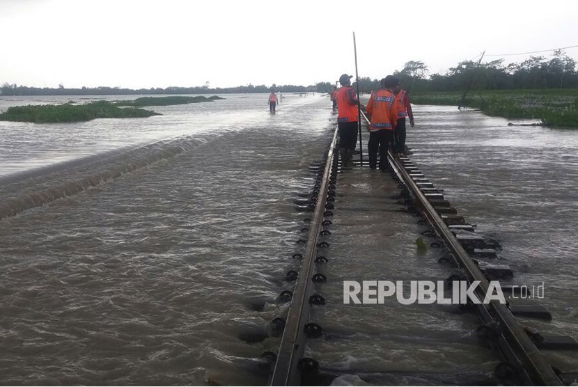 Jalur kereta api di KM 155 + 4/9 lintas Brebes-Tegal, terendam banjir, Senin (12/2). 