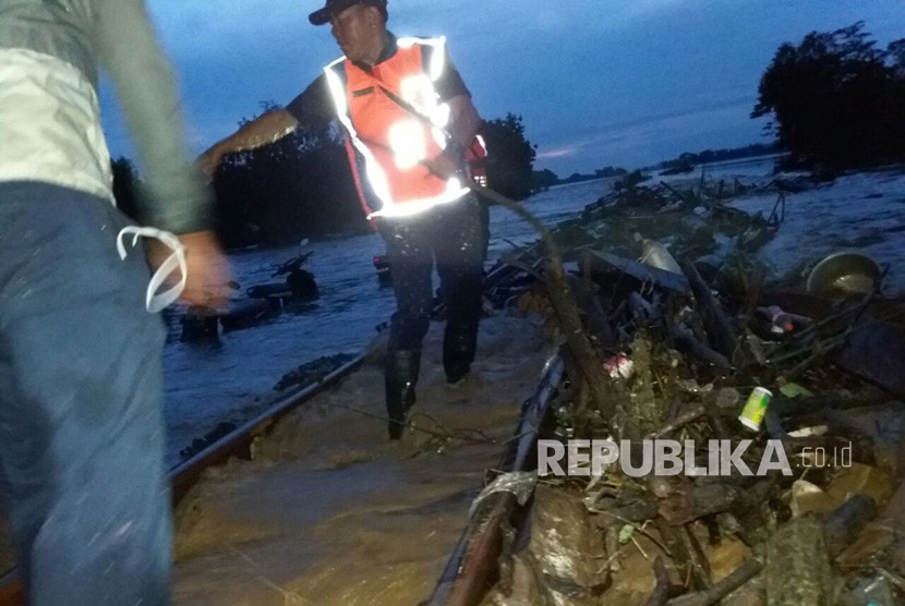 Jalur kereta api (KA) di KM 252+5/7 antara Stasiun Ketanggungan – Ciledug, Kabupaten Cirebon, terendam banjir luapan sungai Cisanggarung, Jumat (23/2) sekitar pukul 00.13 WIB. Akibatnya, jalur tersebut tidak bisa dilalui KA sehingga mengganggu perjalanan KA.