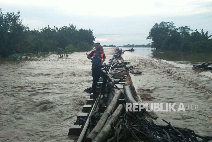 Jalur kereta api (KA) di KM 252+5/7 antara Stasiun Ketanggungan – Ciledug, Kabupaten Cirebon, terendam banjir luapan sungai Cisanggarung, Jumat (23/2) sekitar pukul 00.13 WIB. Akibatnya, jalur tersebut tidak bisa dilalui KA sehingga mengganggu perjalanan KA.