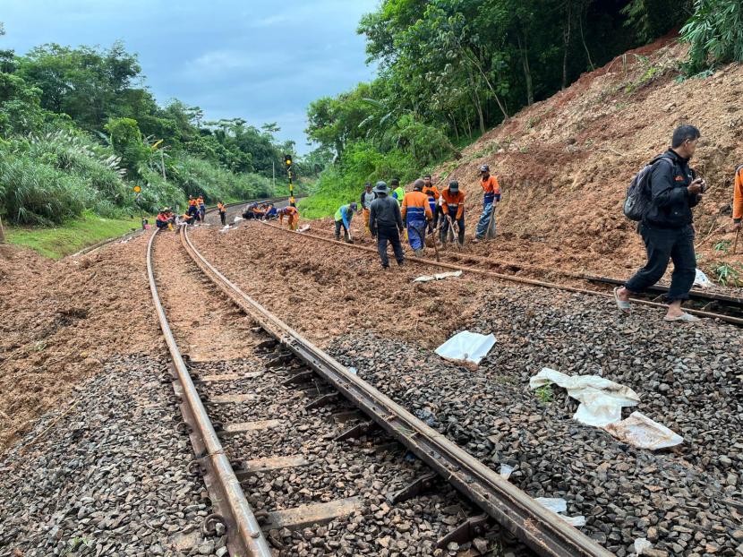Jalur kereta api (KA) kilometer 111+100 Sukatani-Ciganea, Kabupaten Purwakarta sempat tertimbun material longsor akibat hujan deras yang mengguyur wilayah tersebut, Jumat (5/5/2023) malam.