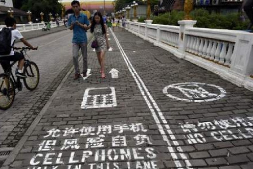 Jalur khusus pengguna ponsel di Chongqing
