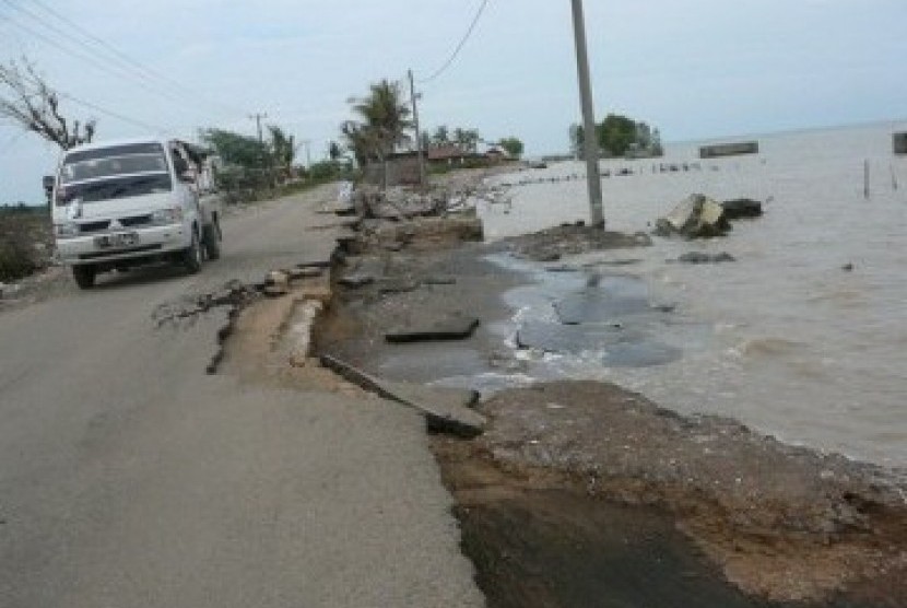 Jalur lintas barat Sumatera yang berbahaya akibat abrasi pantai