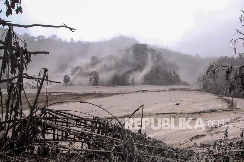 Jalur material awan panas letusan Gunung Semeru tertutup abu vulkanis di Sumber Wuluh, Lumajang, Jawa Timur, Ahad (5/12/2021). Dampak letusan Gunung Semeru menyebabkan sejumlah jalan penghubung jalur Lumajang-Malang tersebut tertutup dan jembatan putus.
