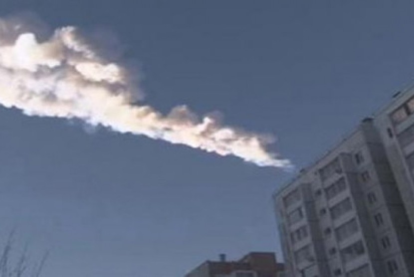 Jalur Meteorit yang jatuh di Celyabinsk, Rusia, dari gambar video yang diambil pada 15 Februari 2013.