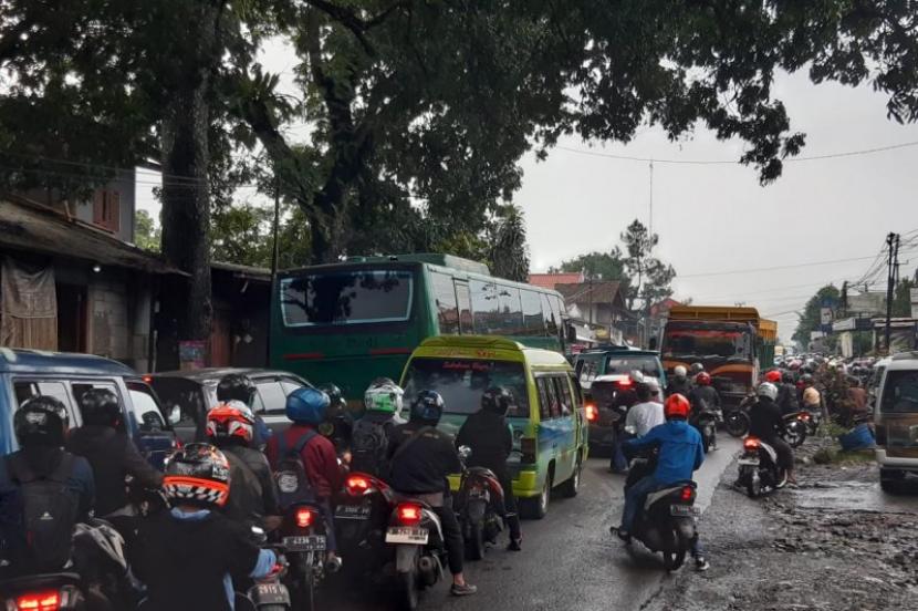 Jalur mudik di Kabupaten Sukabumi kerap macet lantaran sempitnya jalan dan padatnya kendaraan.