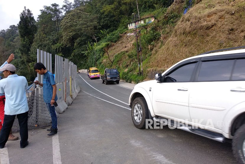 Jalur puncak menuju Cianjur (ilustrasi). Puluhan kendaraan bernopol luar kota dilarang masuk ke wilayah Cianjur, Jawa Barat, setelah dilakukan isolasi lokal dan penyekatan di sejumlah perbatasan menuju atau keluar Cianjur.