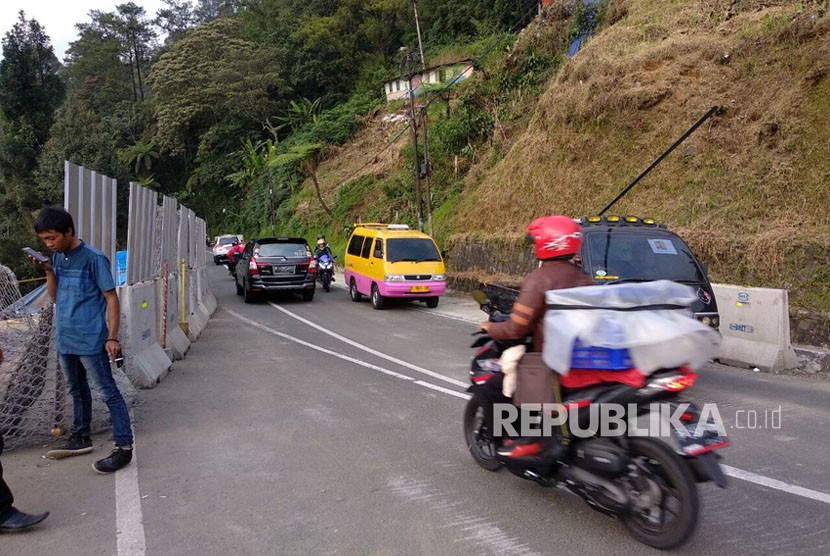 Jalur puncak menuju Cianjur sudah dibuka untuk roda empat berukuran kecil oleh pihak kepolisian. Jalur mulai dibuka Jumat (30/3) pukul 15:00 WIB.