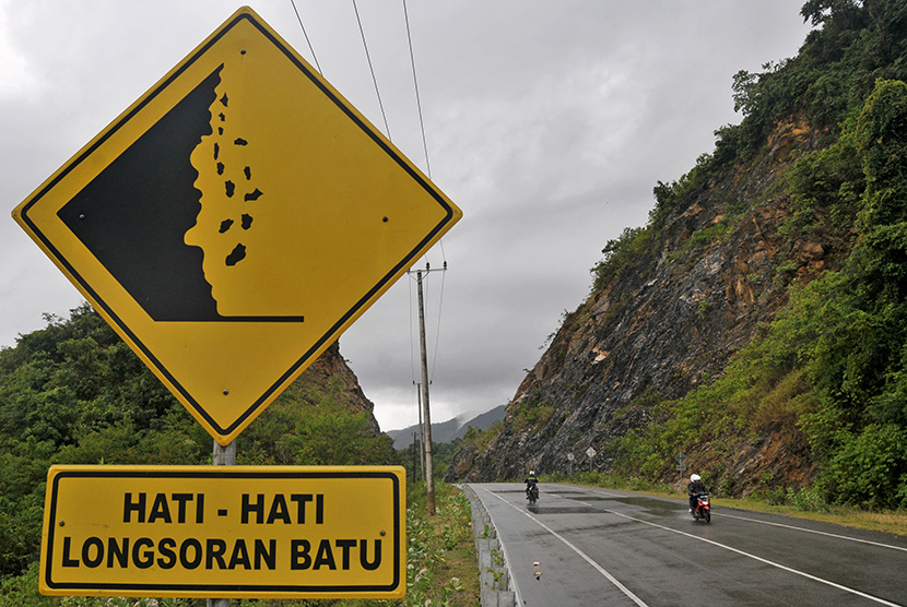 Tebing jalur lalu lintas penghubung antara Kabupaten Pamekasan dan Kabupaten Sampang, Jawa Timur, Ahad (27/2/2022) sekitar pukul 12.45 WIB longsor menyusul hujan deras yang mengguyur wilayah itu dalam dua hari terakhir. (ilustrasi)