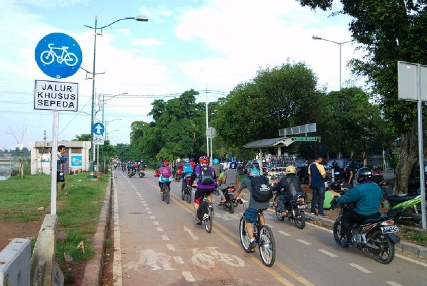 Jalur Sepeda. Pihak berwenang melakukan penilangan pada kendaraan bermotor yang melintas jalur sepeda di Tomang Raya, Senin (25/11).