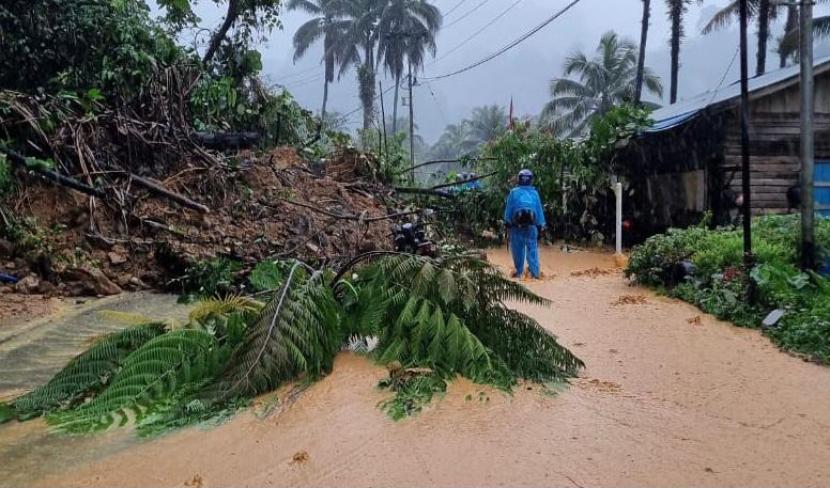 Jalur Sitinjau Lauik yang menghubungkan Kota Padang dengan Kabupaten Solok terhambat akibat tertimbun longsor. Anggota DPR Andre Rosiade meminta pemerintah mencari solusi di Sitinjau Lauik.