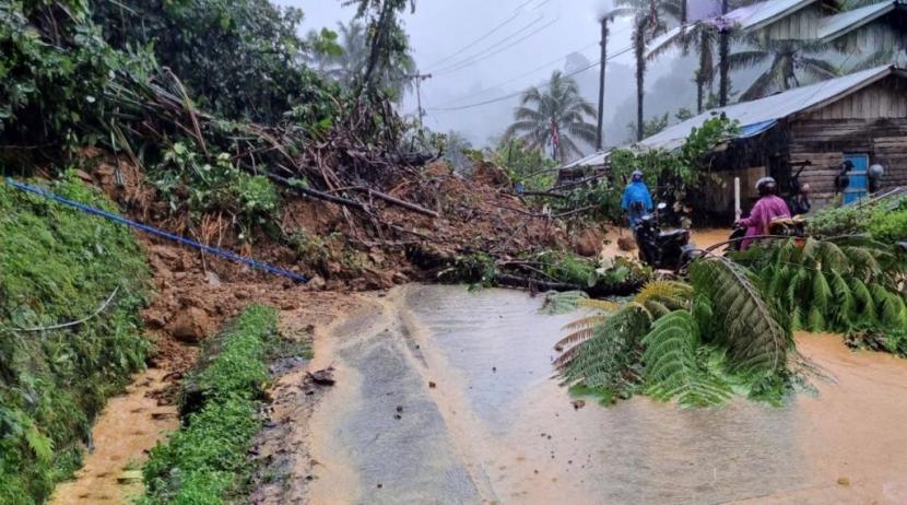 Jalur Sitinjau Lauik yang menghubungkan Kota Padang dengan Kabupaten Solok terhambat akibat tertimbun longsor, Sabtu (20/8)