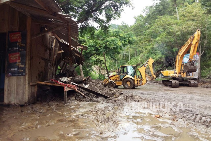 Jalur utama Ponorogo-Pacitan yang tertutup longsor.