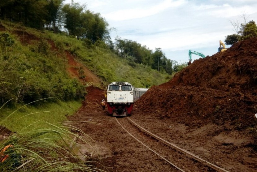 Jalura kereta yang tertimpa longsor sudah bisa dilewati kembali, Jumat (25/11). Foto: PT KAI