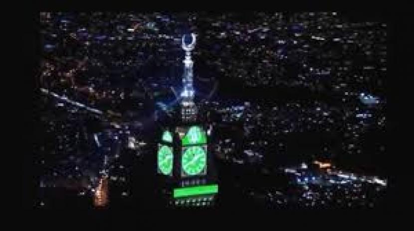 Jam di Masjidil Haram terlihat dari kejauhan. Bahkan jam ini masih terlihat beget jelas dari jarak 7 KM, misalnya dari kawasan Mina.