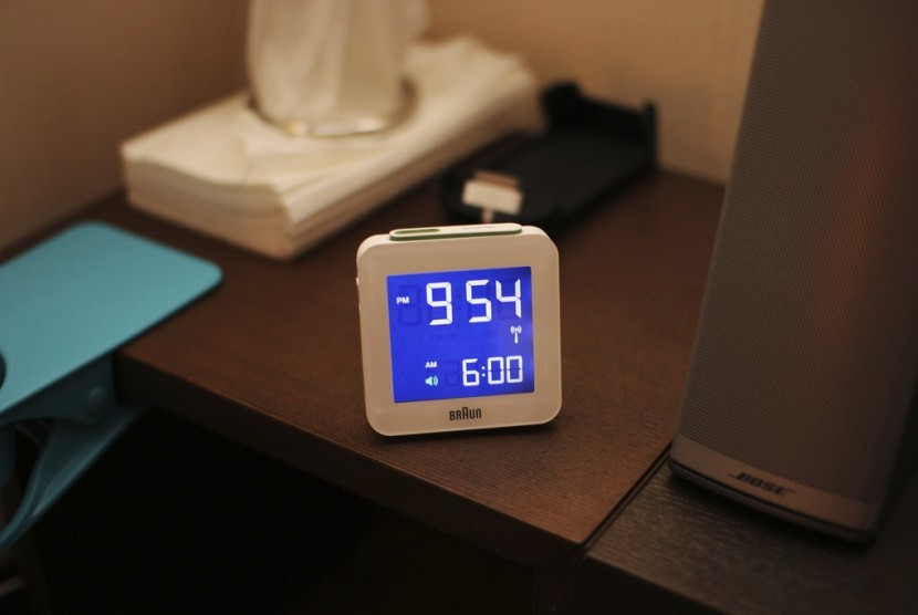 Jam digital penunjuk waktu.
