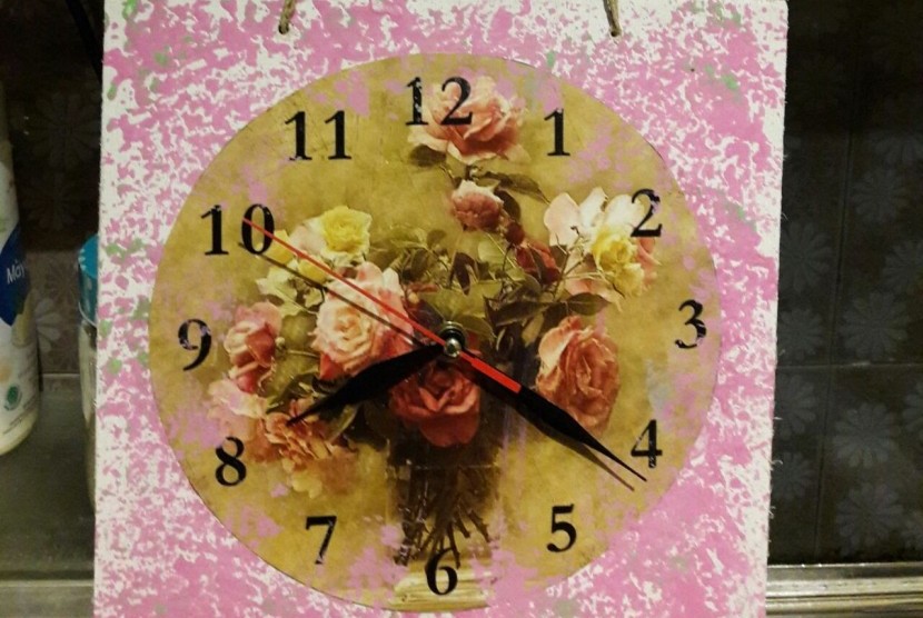 Jam dinding dengan sentuhan decoupage