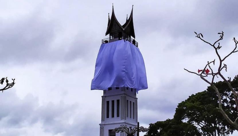 Jam Gadang Bukittinggi ditutup untuk mencegah kerumunan saat malam pergantian tahun baru 2021. Pemkot Bukittinggi Minta Warga Rayakan Tahun Baru dengan Kegiatan Agama