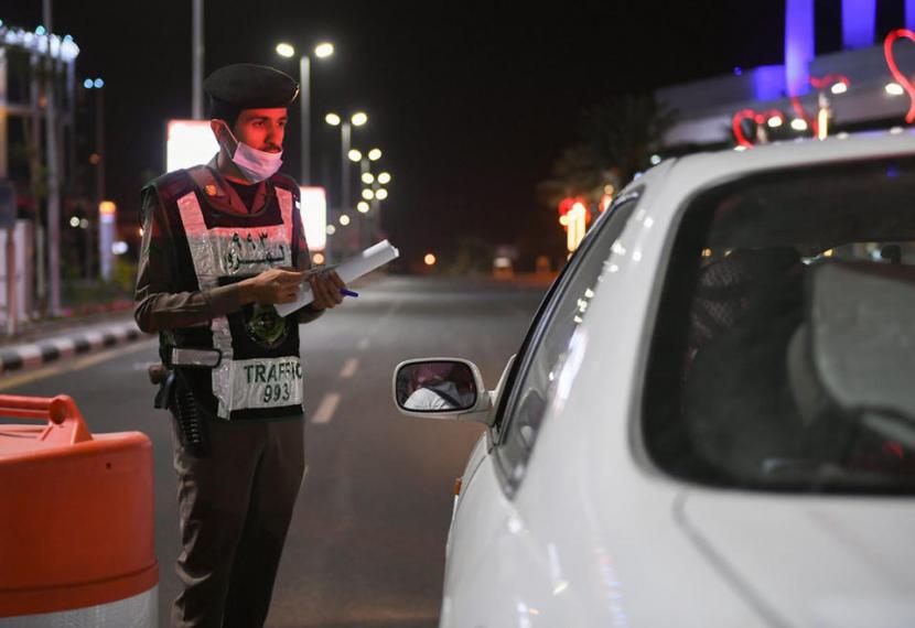 Jam malam di Makkah. Kendaraan masuk ke Makkah dicek petugas keamanan.