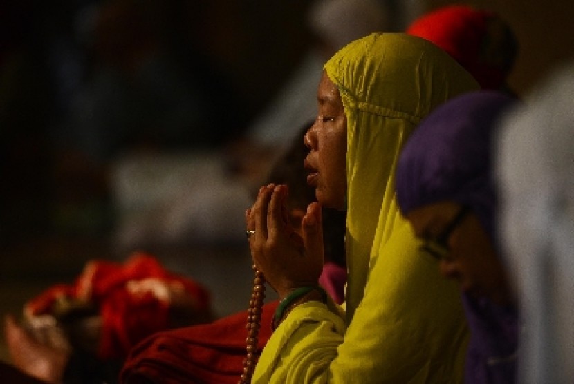 Jama'ah berdoa setelah Shalat Ashar saat acara Dzikir Nasional 2015 yang diadakan di Masjid At-Tin, Jakarta Timu, Kamis (31/12)