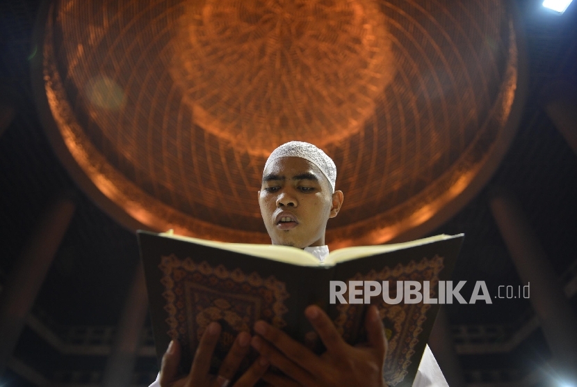 Jama'ah membaca ayat suci Al-quran usai menunaikan Shalat Tarawih di Masjid Istiqlal, Jakarta, Selasa (21/6).