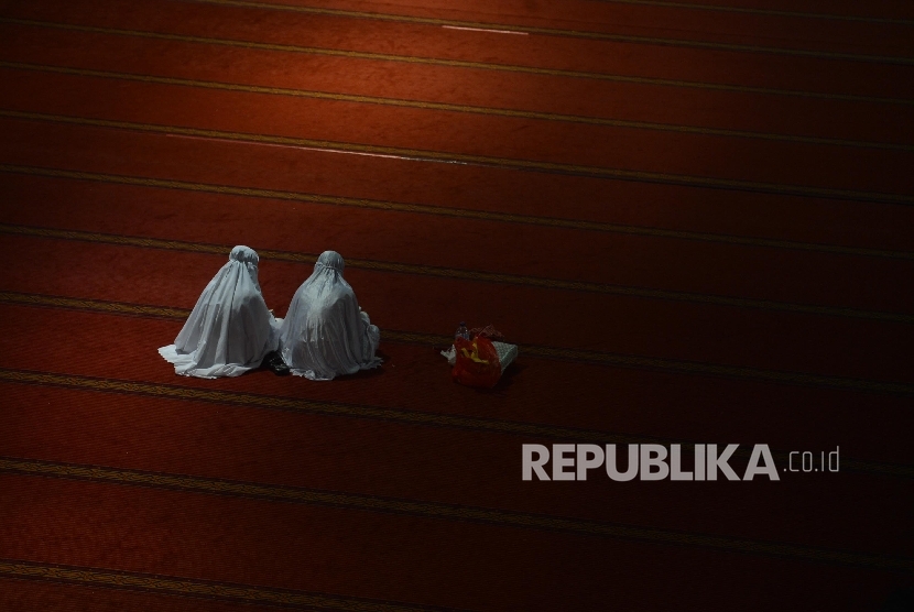 Jama'ah membaca ayat suci Al-quran usai menunaikan Shalat Tarawih di Masjid Istiqlal.