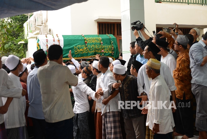 Jama'ah membawa jenazah Almarhum Imam Besar Istiqlal Ali Mustofa Ya'Qub untuk dimakamkan di halaman Masjid Darussunnah, Ciputat, Tangerang Selatan, Banten, Kamis (28/4). (Republika/Raisan Al Farisi) 