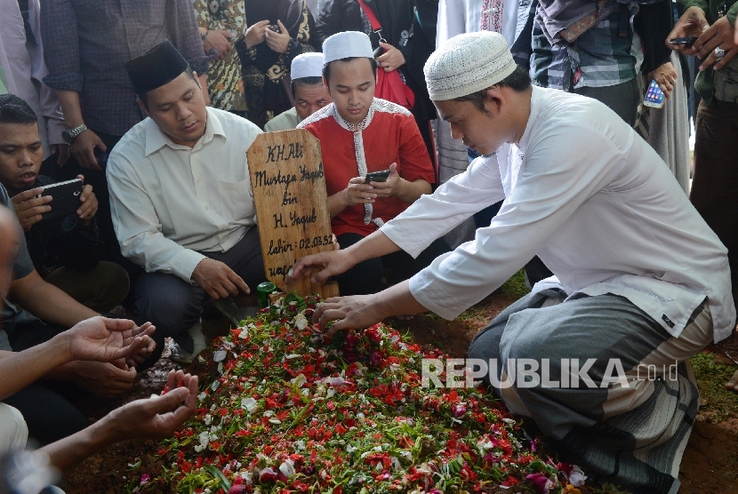 Jama'ah mendoakan Almarhum Imam Besar Istiqlal Ali Mustofa Ya'Qub yang telah dimakamkan di halaman Masjid Darussunnah, Ciputat, Tangerang Selatan, Banten, Kamis (28/4). (Republika/Raisan Al Farisi) 