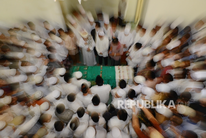 Jamaah mendoakan almarhum ulama KH Ali Mustofa Yaqub di Masjid Darussunnah, Ciputat, Tangerang Selatan, Banten, Kamis (28/4).Republika/Raisan Al Farisi
