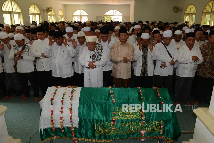 Jamaah menyolatkan almarhum ulama KH Ali Mustofa Yaqub di Masjid Darussunnah, Ciputat, Tangerang Selatan, Banten, Kamis (28/4).Republika/Raisan Al Farisi