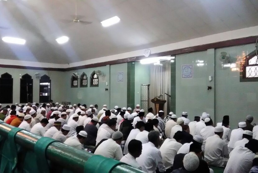 Jamaah 1212 di Islamic Center Kota Bekasi, Jawa Barat, Senin (12/12).