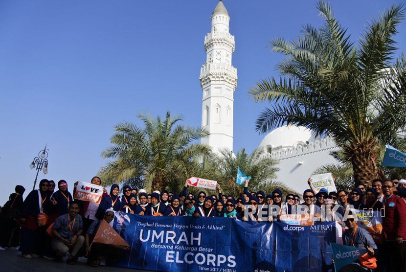 Jamaah umrah bersama Mi'raj Tour and Travel,  jamaah umrah karyawan dan mitra Elcorps mengunjungi Masjid Quba, Madinah. 