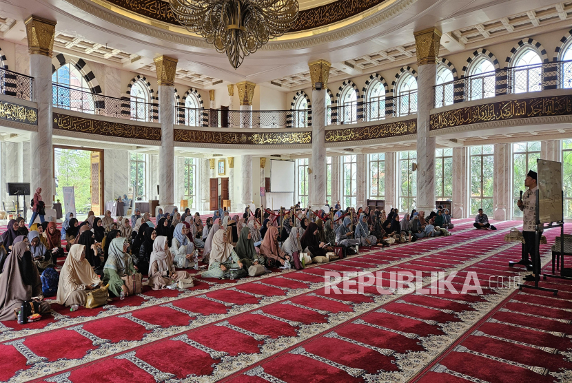 Jamaah, antusias mengikuti Kajian Jumat Spesial yang digelar oleh Madrasah Ayah Bunda (MAB) MIMHa, di Masjid Agung Trans Studio  Bandung, Jumat (7/2/2025).