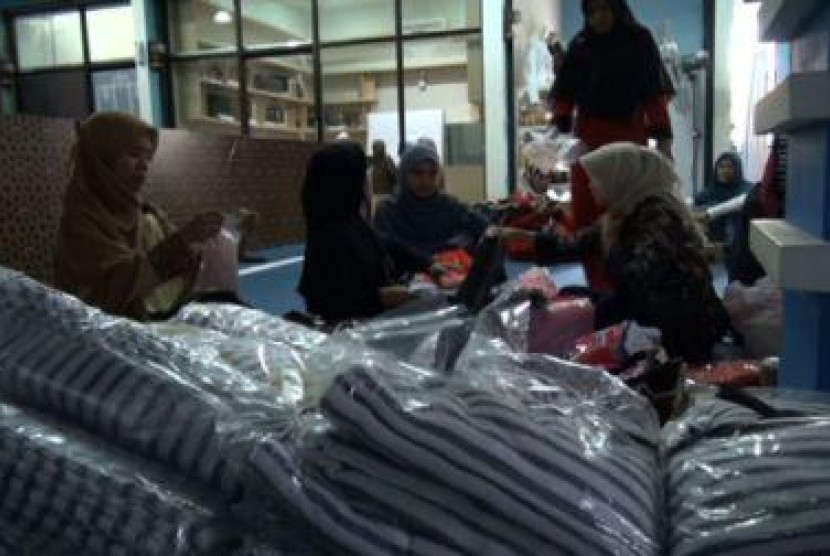 jamaah AQL sedang rapikan bantuan buat korban banjir Jakarta