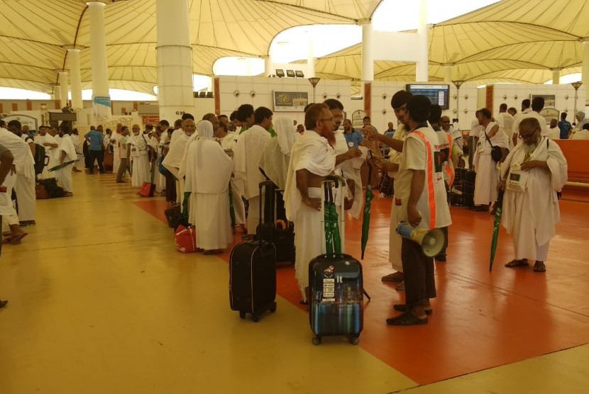 Jamaah asal Bangladesh nampak sudah mengenakan pakaian ihram setibanya di Bandara King Abdulaziz, Jeddah, Selasa (31/7). Mereka punya tradisi mengenakan ihram dari rumah di kampung halaman sebelum terbang ke Tanah Suci.