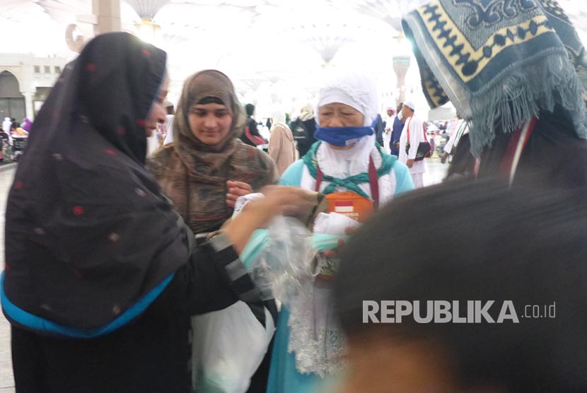 Jamaah asal India membagikan masker gratis kepada jamaah haji di Masjid Nabawi jelang Maghrib (Ilustrasi)