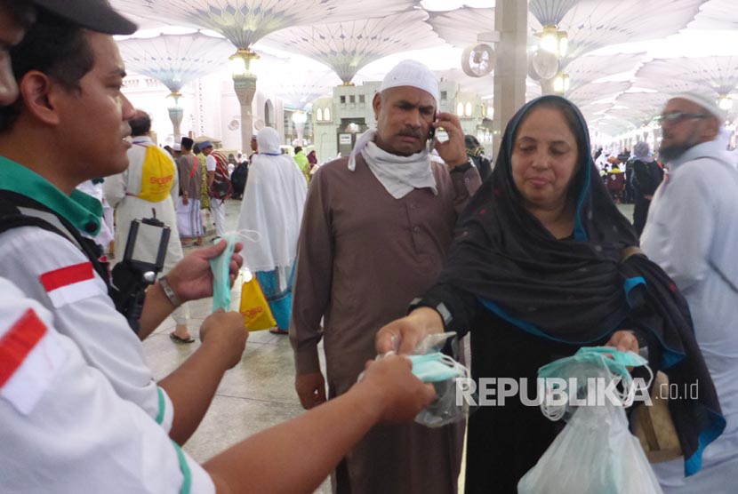 Jamaah asal India membagikan masker gratis kepada jamaah haji di Masjid Nabawi