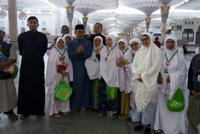 Jamaah asal Indonesia berswafoto (selfi) dengan Wali Kota Bandung HM Ridwan Kamil (baju tosca) di Masjid Nabawi, Madinah.