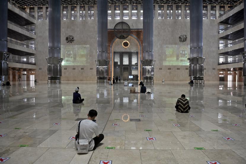 Jamaah beraktifitas usai melaksanakan sholat  di dalam Masjid (ilustrasi).