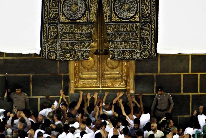 Jamaah berdesakan di pintu Ka'bah, Masjidil Haram, Makkah.