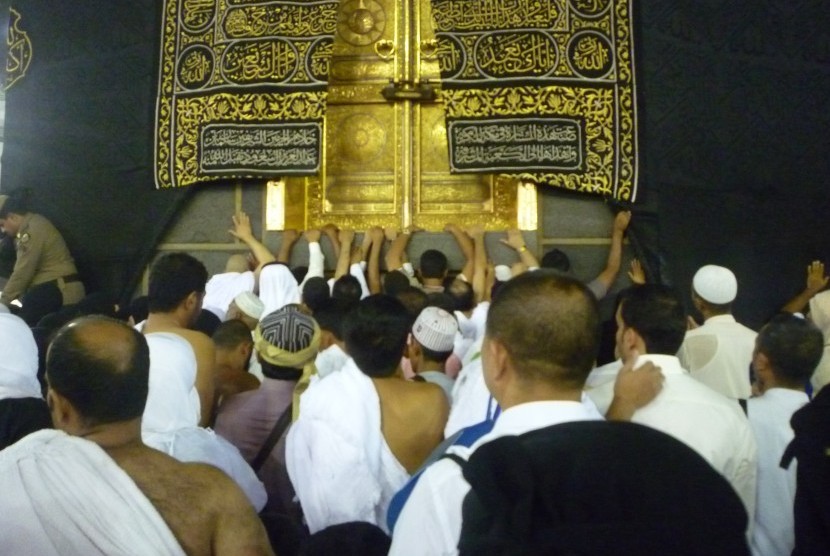Jamaah berdoa di depan pintu Ka’bah di Masjidil Haram, Makkah, Arab Saudi, Rabu (10/11). 