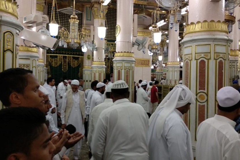 Jamaah berdoa di wilayah Raudhah, Masjid Nabawi, Senin (16/7).
