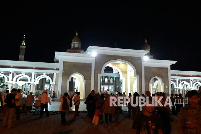 Jamaah berduyun-duyun mendatangi  Masjid Islamic Center Syekh Abdul Manan Kabupaten  Indramayu, Jumat (1/6) malam. Masjid megah itu difungsikan secara perdana pada malam ini bersamaan dengan peringatan Nuzulul Quran.