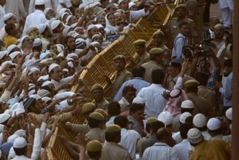 Jamaah berebut melihat Imam Masjid Agung Mekah Abdul Rehman Sudais, Ahad 27 Maret 2011