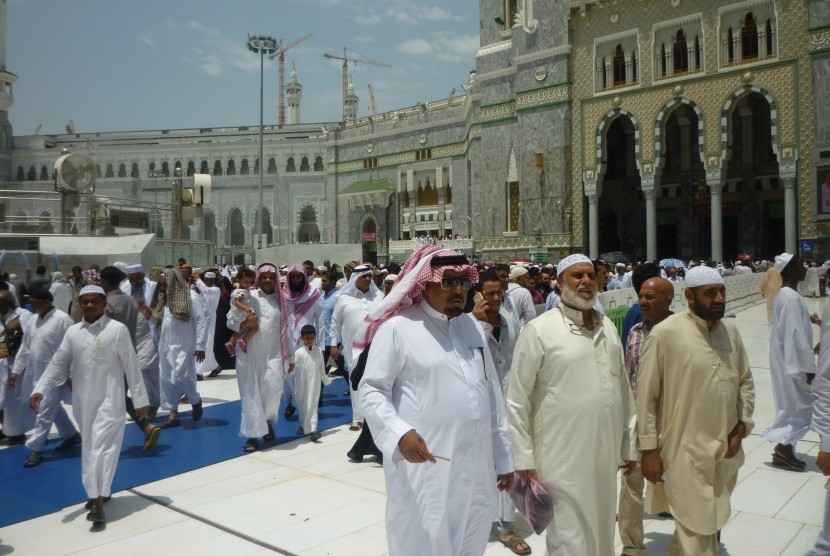  Jamaah berhamburan di halaman Masjid al Haram usai melaksanakan shalat jumat di Masjidil Haram, Makkah, pada 12 Agustus 2016. 