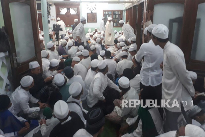 Jamaah beriktikaf dan berdzikir di Masjid Ar Riyadh Semanggi Solo jelang Haul Habib Ali bin Muhammad Al Habsyi yang berlangsung Senin (8/1).  