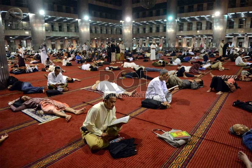  Jamaah beritikaf dengan melakukan berbagai macam aktivitas ibadah di Masjid Istiqlal, Jakarta, Kamis (1/8) dini hari. (Republika/Agung Supriyanto)