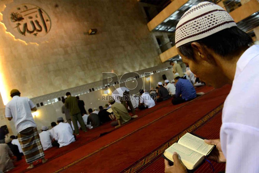  Jamaah beritikaf sambil membaca kitab suci Alquran di Masjid Istiqlal, Jakarta, Kamis (1/8) dini hari.  (Republika/Agung Supriyanto)