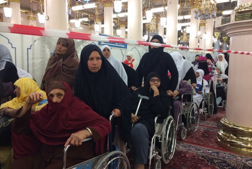 Jamaah berkursi roda tengah antre untuk mengakses Raudhah, Selasa (28/2) malam.