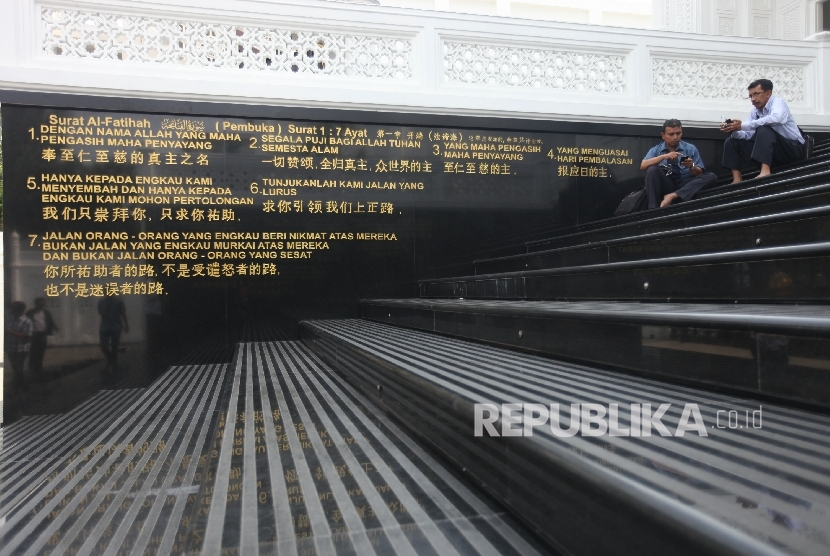  Jamaah bersantai di pelataran Masjid Ramlie Musofa,Sunter,Jakarta Utara, Selasa (21/6).  (Republika/Rakhmawaty La'lang)