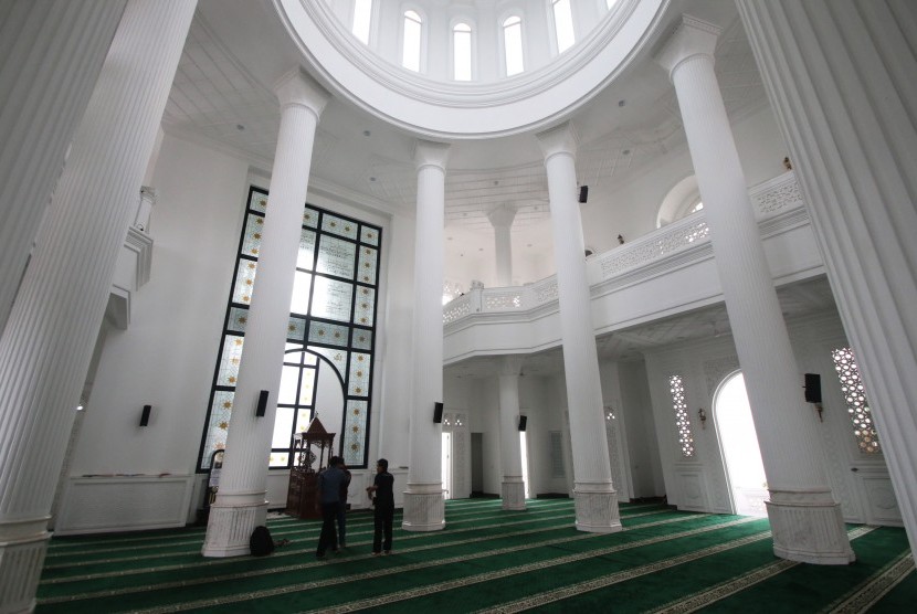 Jamaah bersiap melaksanakan salat di Masjid Ramlie Musofa, Jakarta, Senin (29/5). 